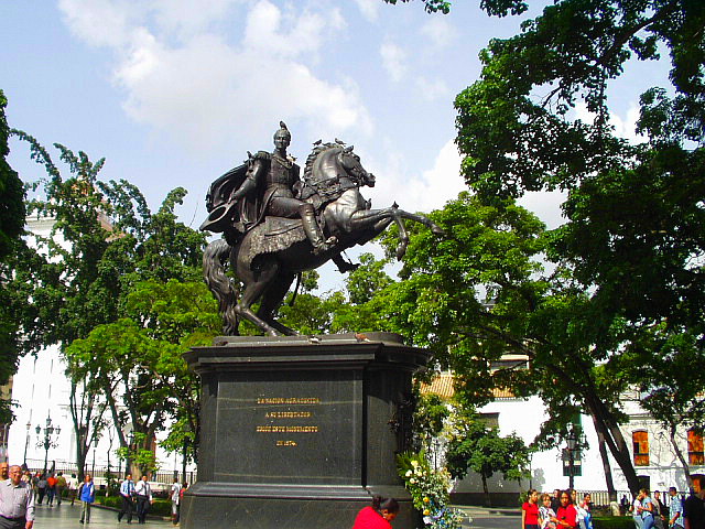 EstatuaDelLibertadorEnLaPlazaBolivar2004 6