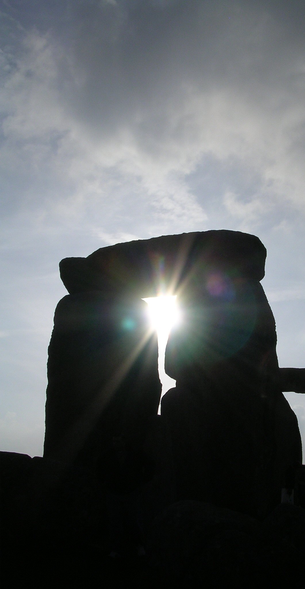 Stonehenge sun through trilith April 2005