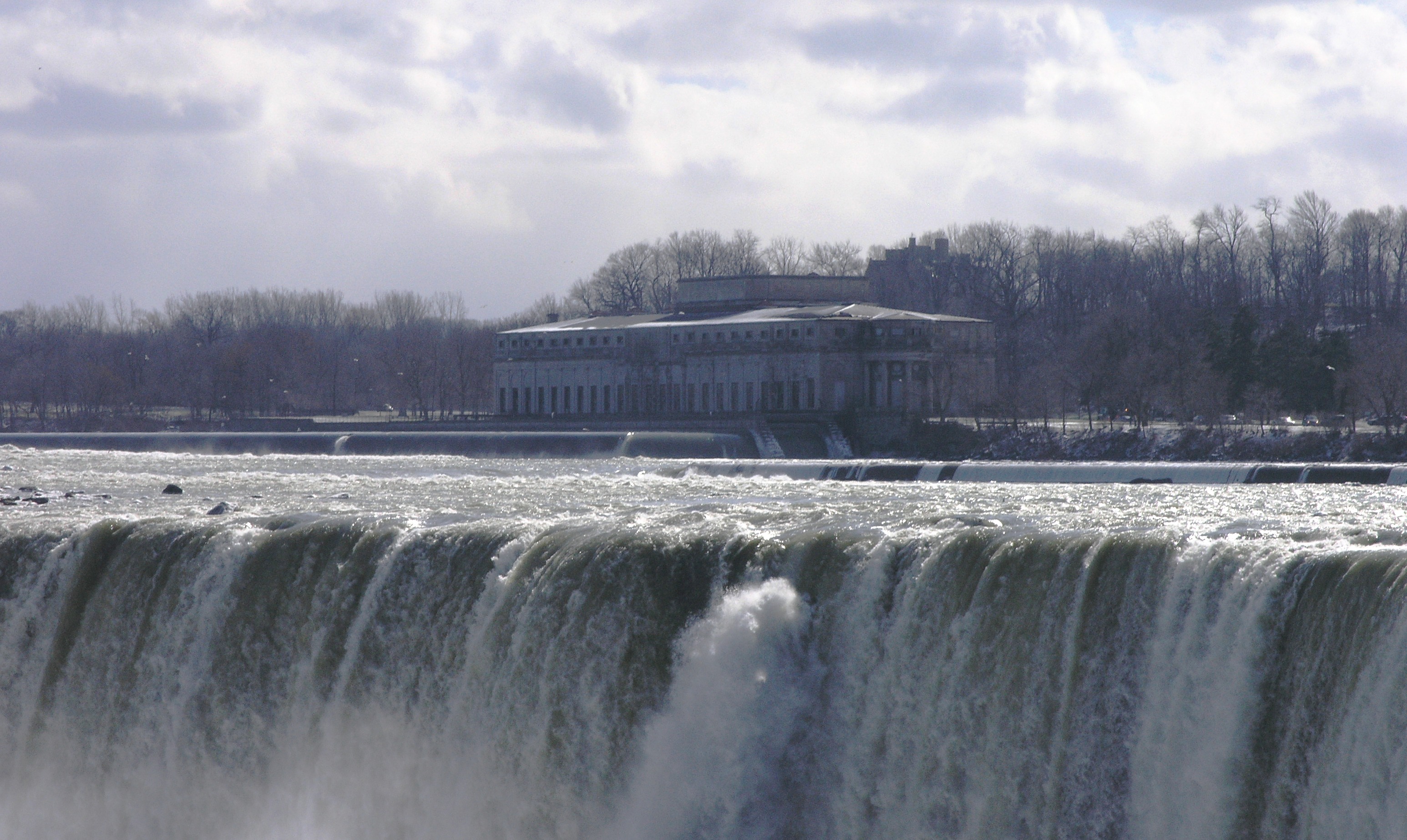 Horseshoe Falls with old building in background